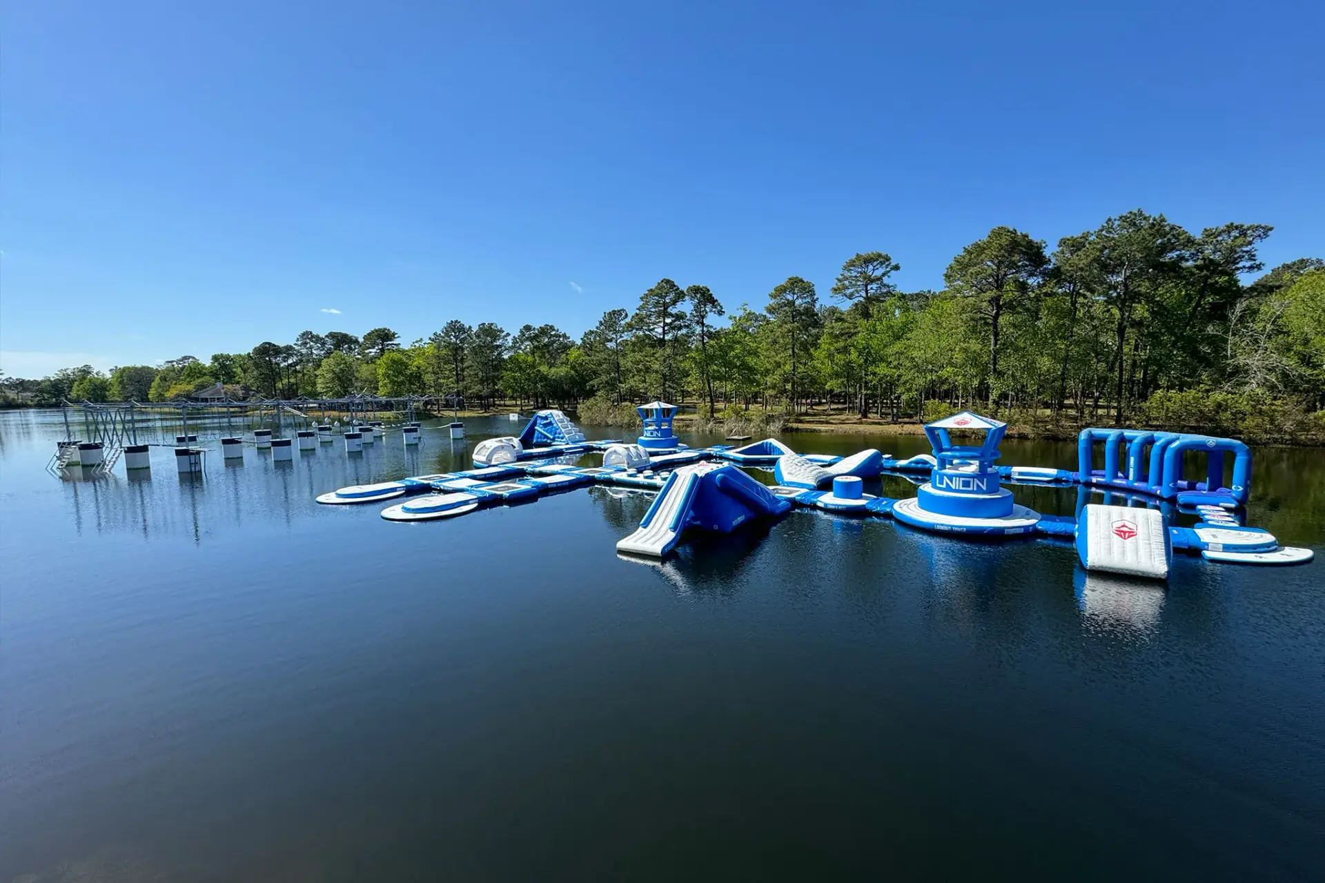 Parque acuático cerca de Goose Creek SC con circuito de obstáculos flotante en Trophy Lakes, Johns Island