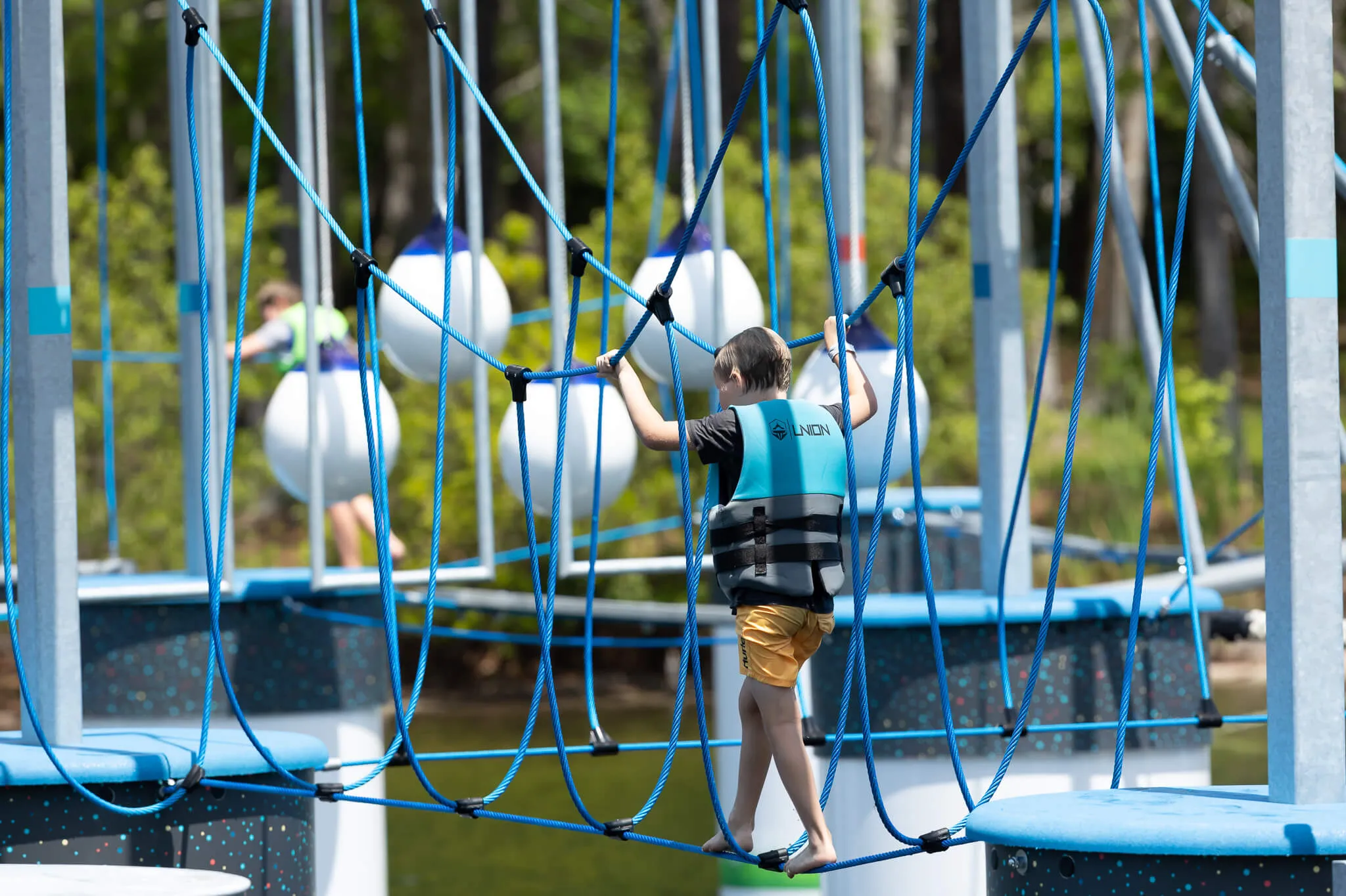 Adultos disfrutando de una noche en Charleston Aqua Park