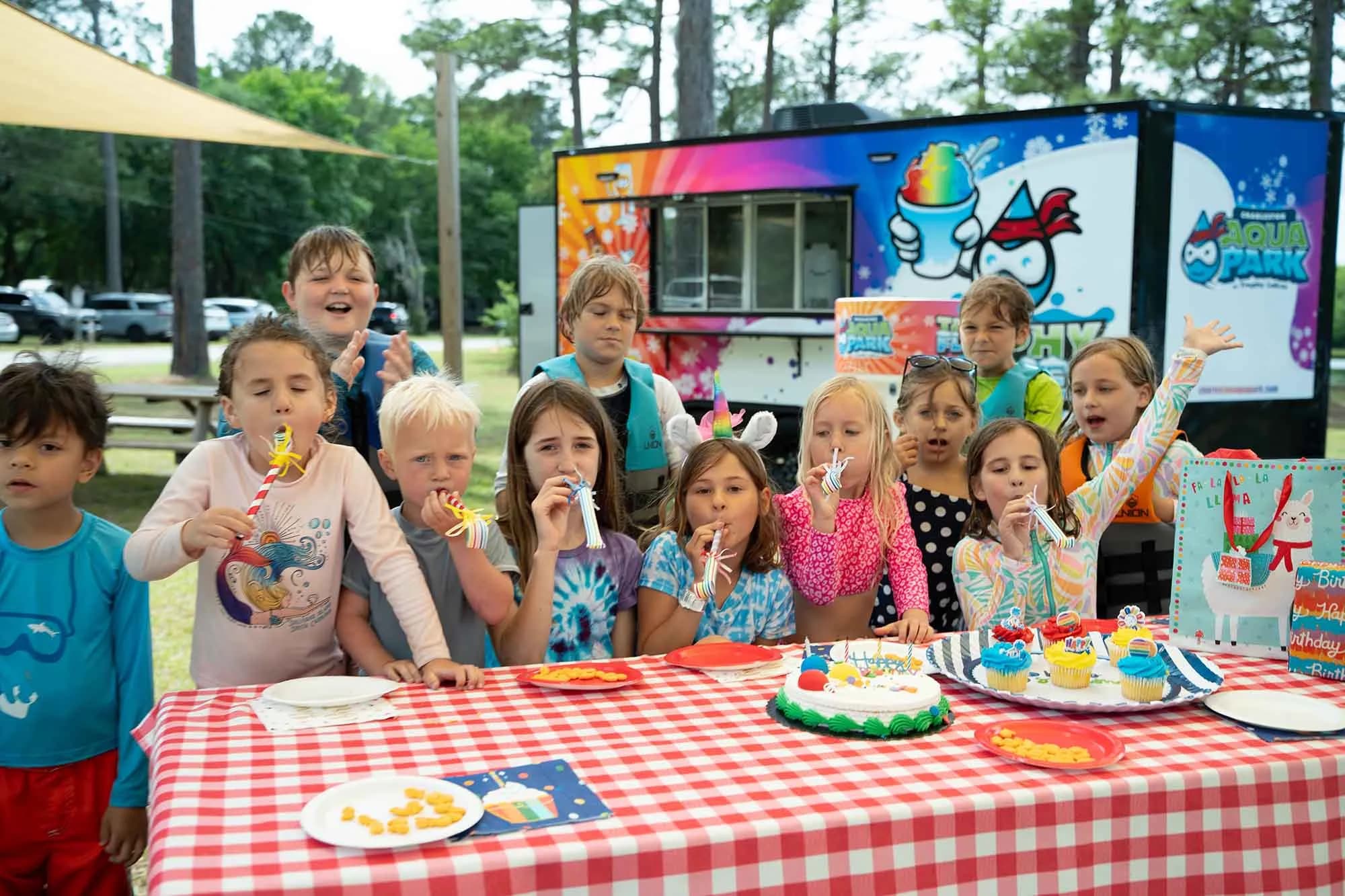 Niños celebrando una fiesta de cumpleaños en el parque acuático Charleston Aqua Park en Trophy Lakes Johns Island