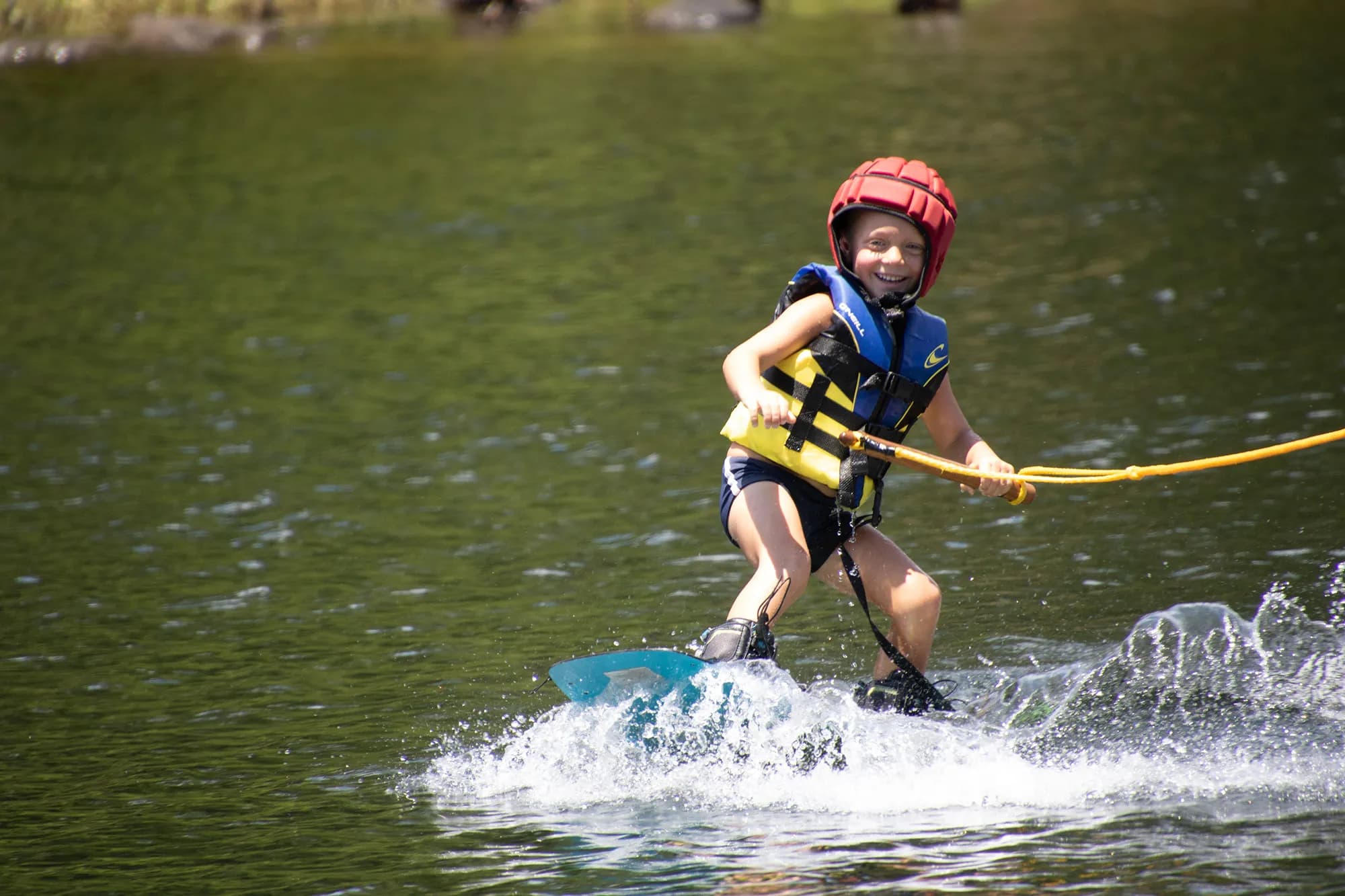 Niños aprendiendo a hacer wakeboard